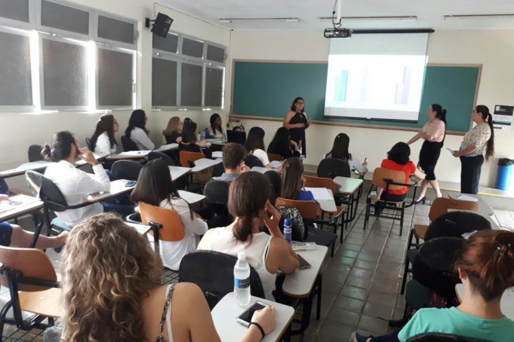 Alunos de Enfermagem apresentam os TCCs